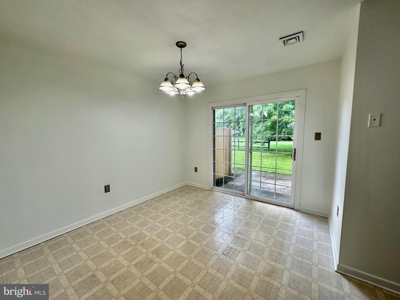 302 Hills Dr - Photo 4 of 17