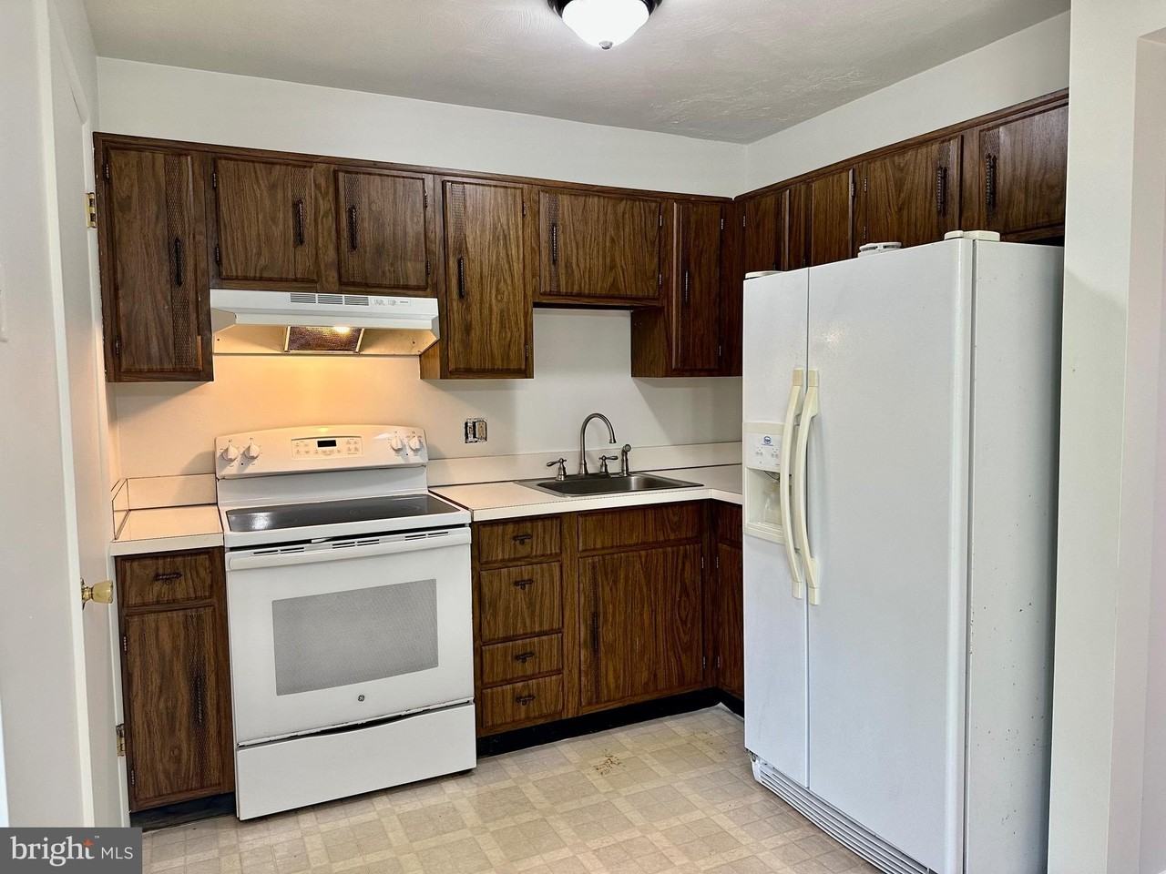 302 Hills Dr - Photo 5 of 17