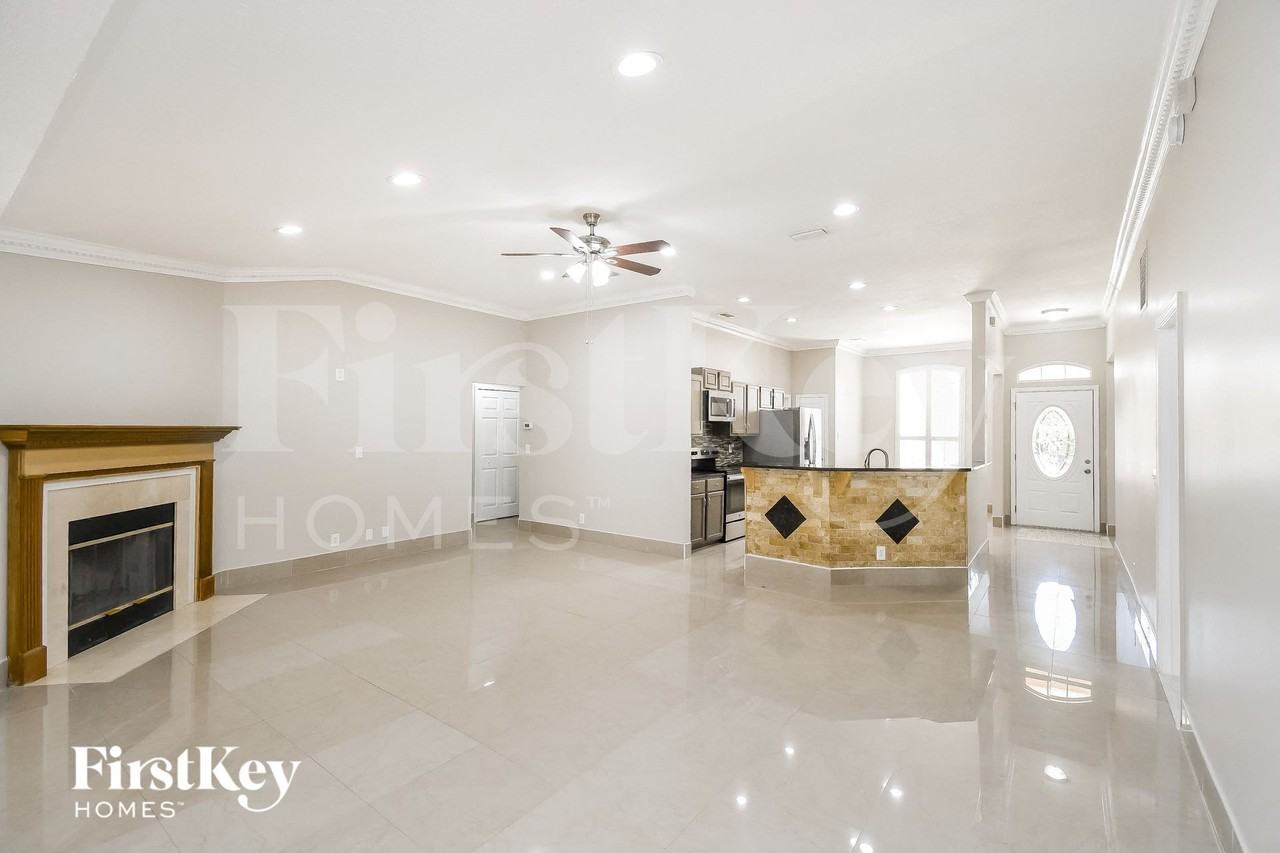 12665 Ashglen Dr N - Photo 4 of 16