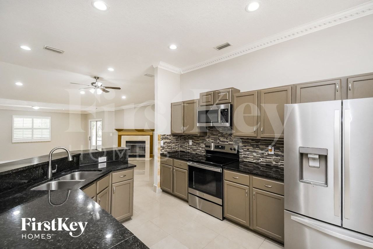 12665 Ashglen Dr N - Photo 6 of 16