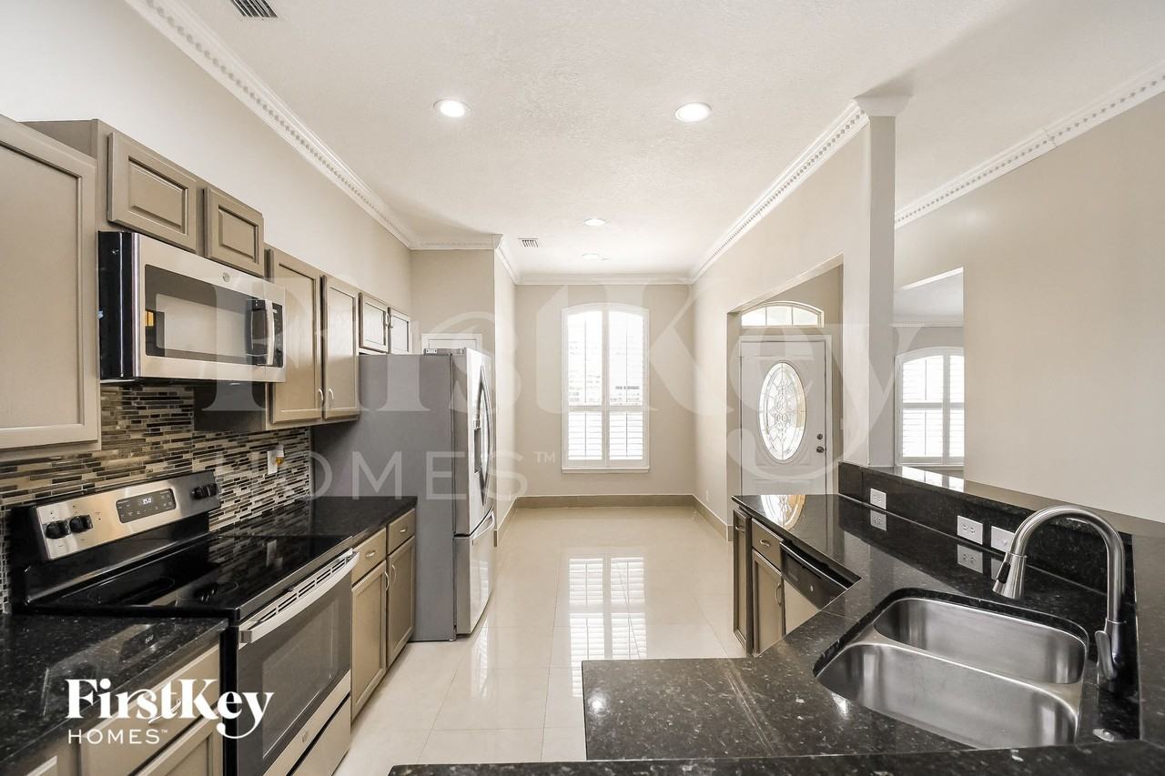12665 Ashglen Dr N - Photo 7 of 16