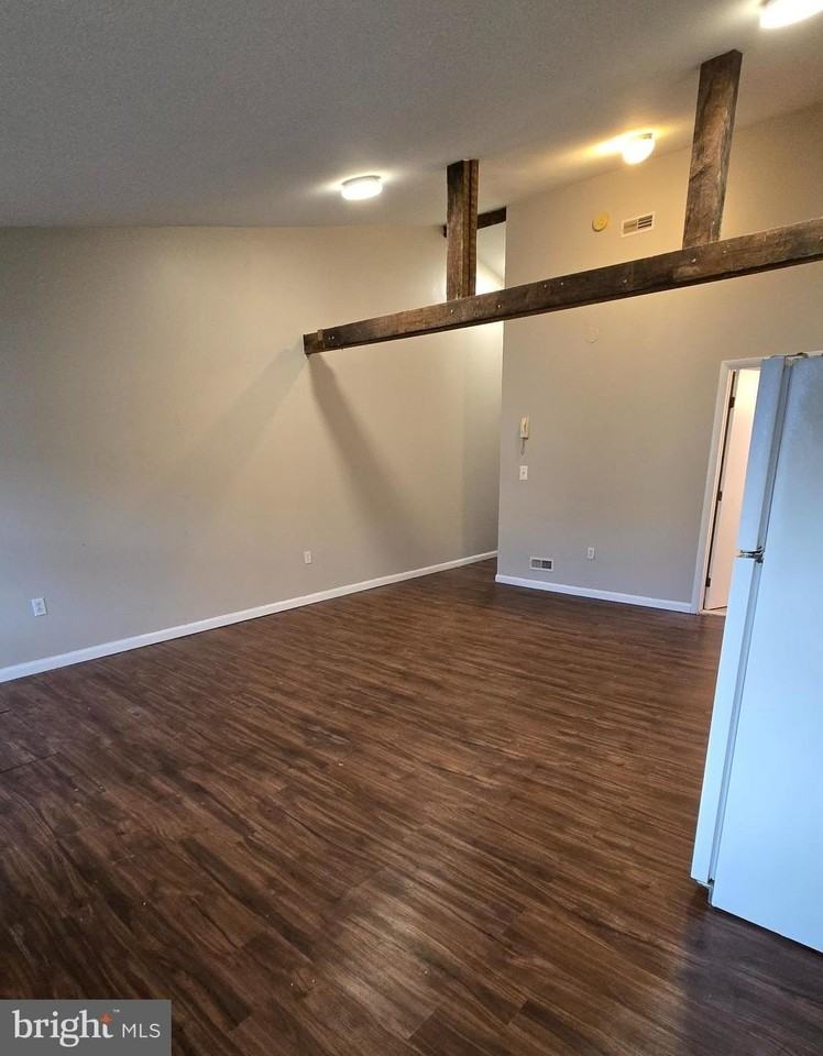 4303 Main St #3 - Photo 4 of 11