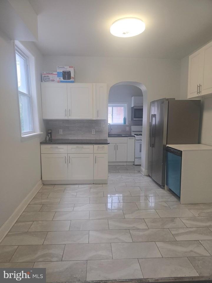 5538 Delancey St - Photo 6 of 8