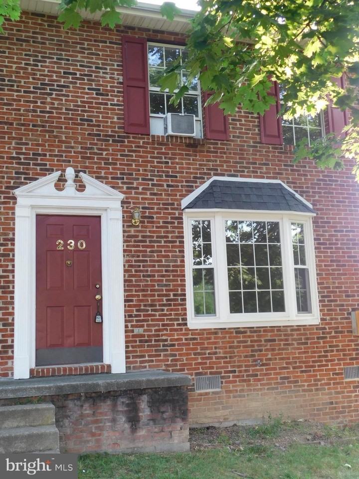 230 Waterford Ln
