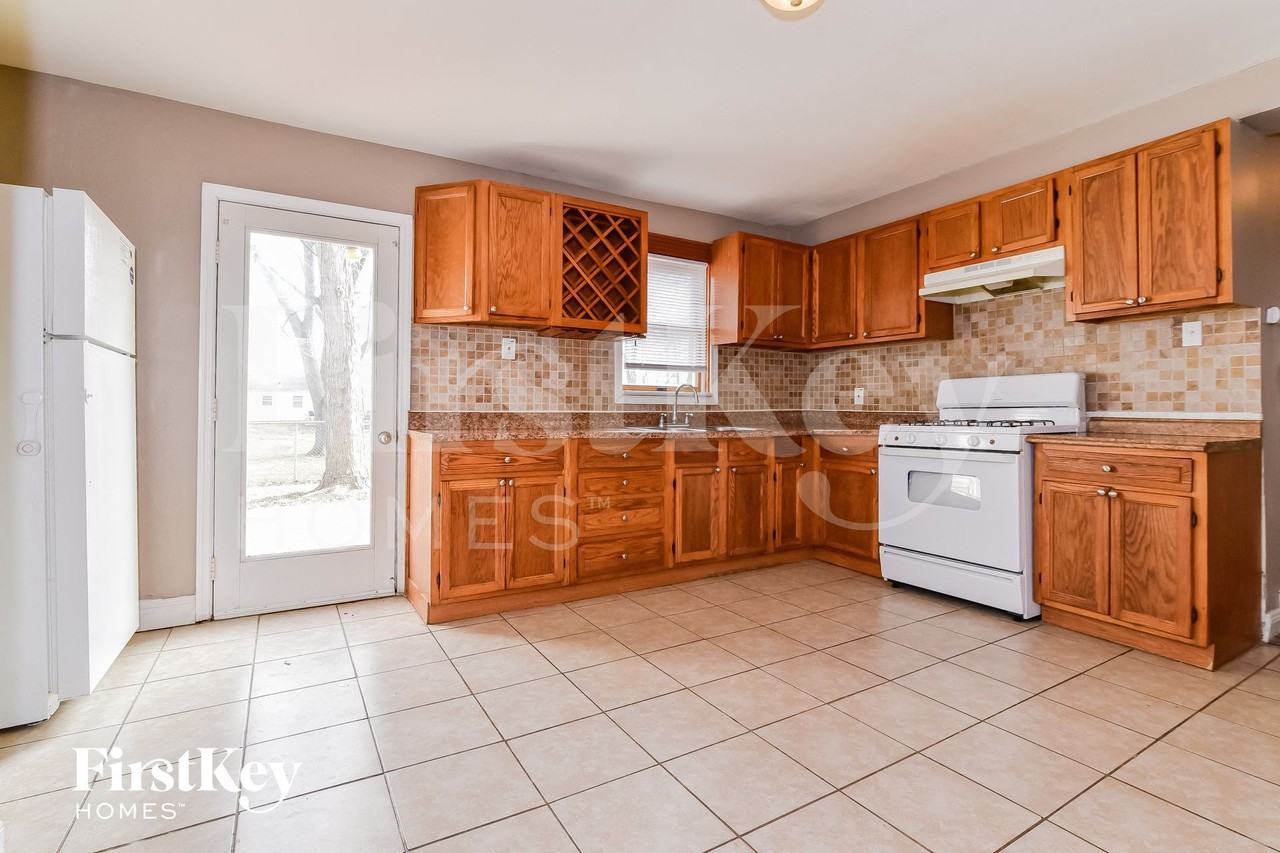 9 Charlotte Dr - Photo 4 of 15