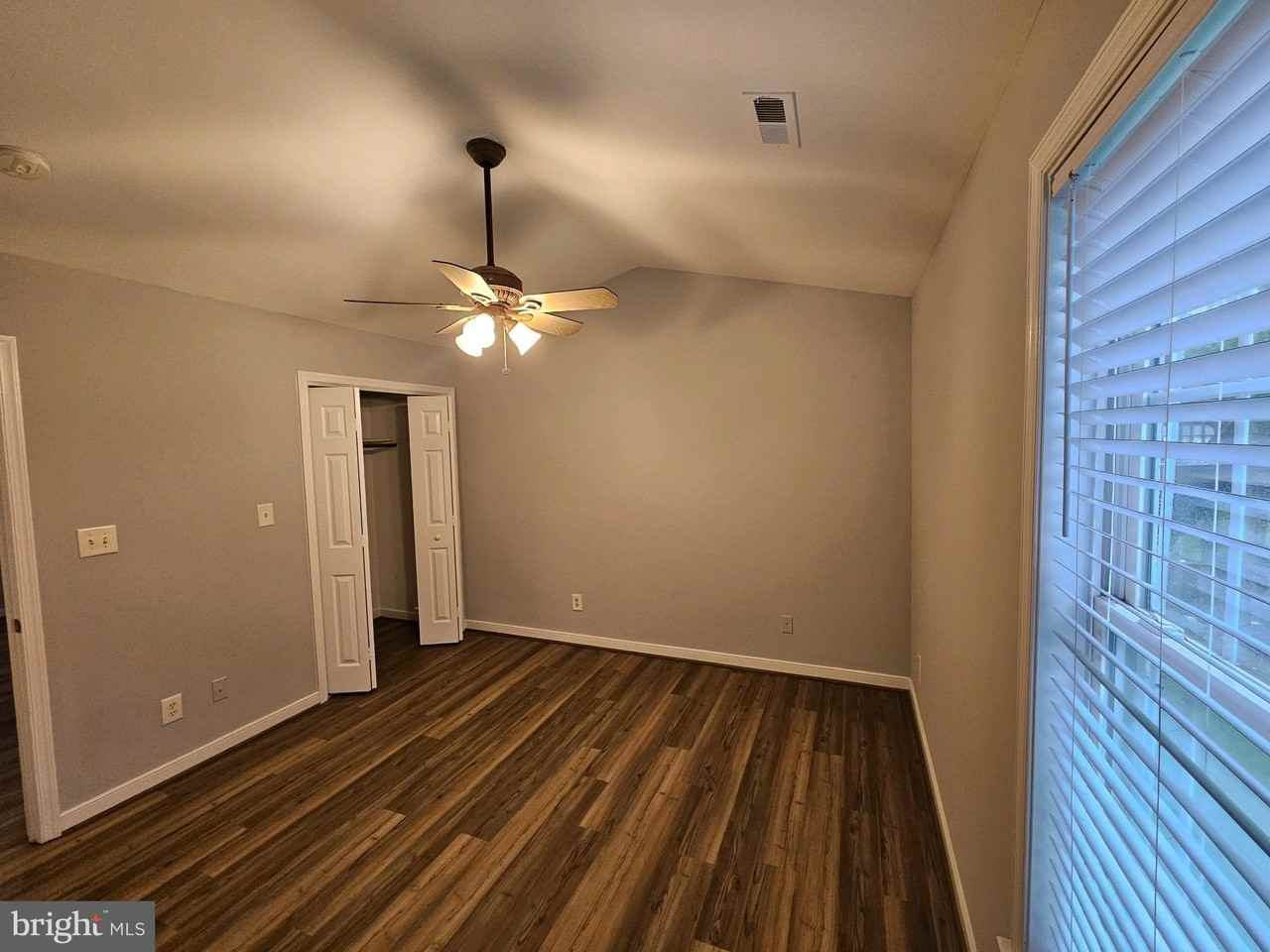 121 Hoyt St - Photo 4 of 13
