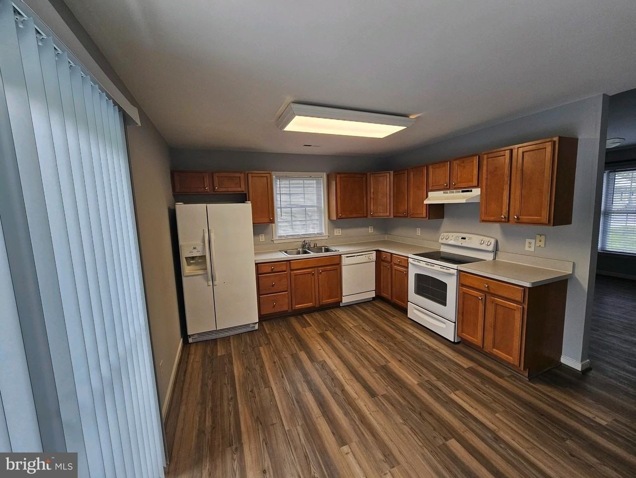 121 Hoyt St - Photo 6 of 13