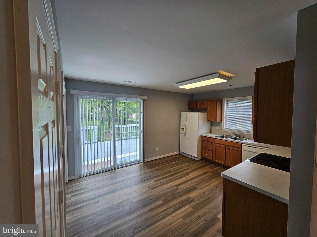 121 Hoyt St - Photo 7 of 13