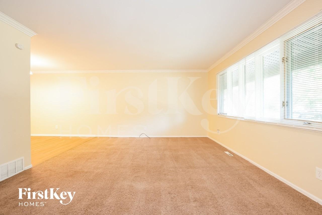 148 Berkshire Dr - Photo 3 of 15
