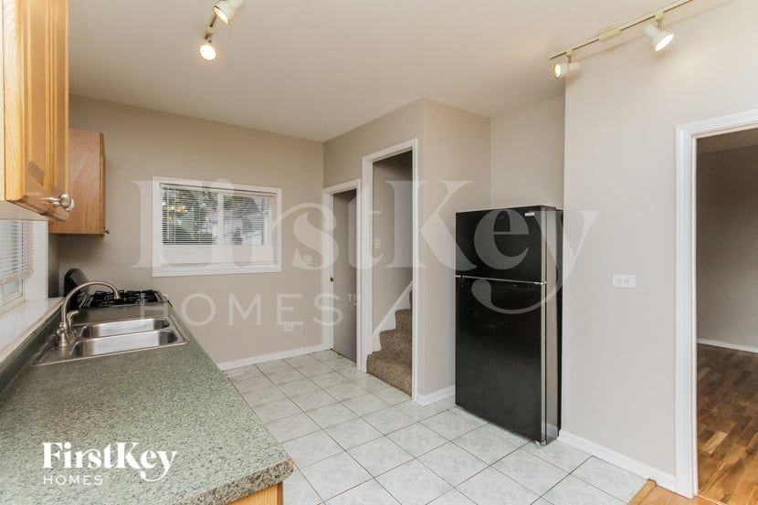 146 E 10th St - Photo 4 of 15