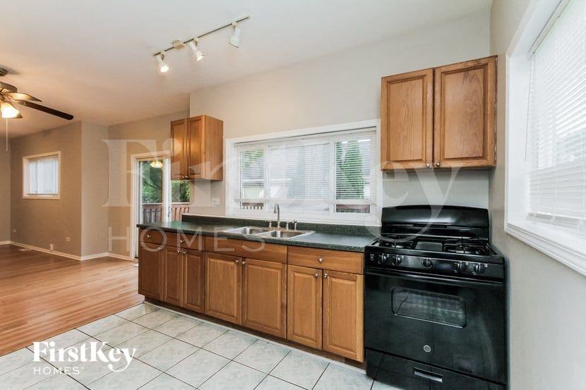 146 E 10th St - Photo 6 of 15