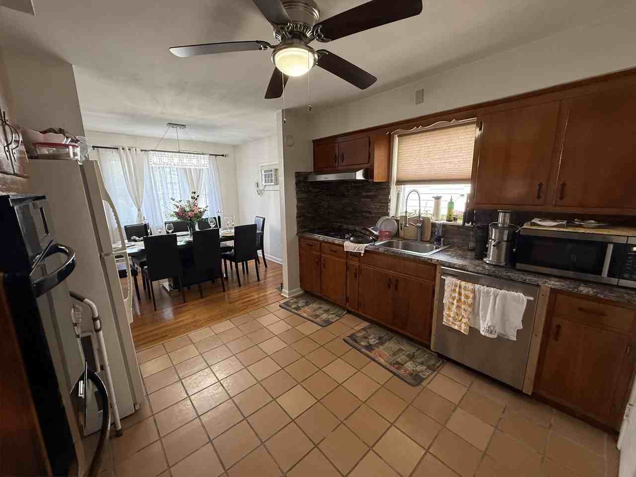 250 Maple St - Photo 5 of 8