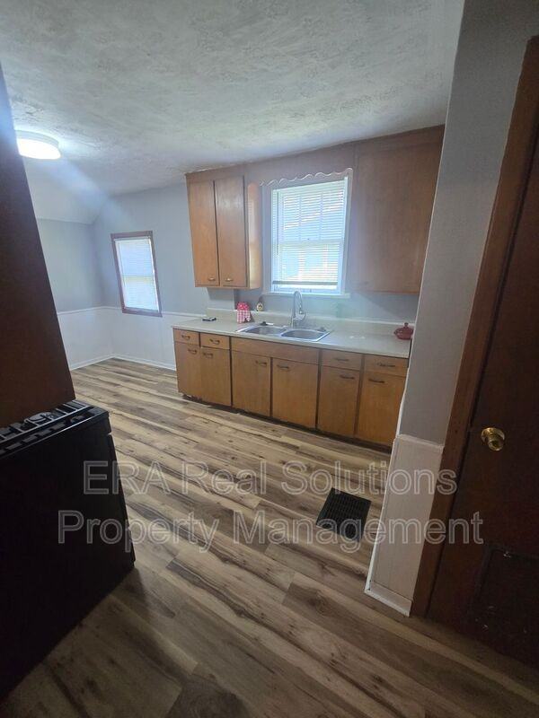 695 S Eureka Ave - Photo 6 of 29