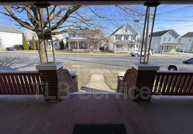 221 3rd St #3 - Photo 3 of 21