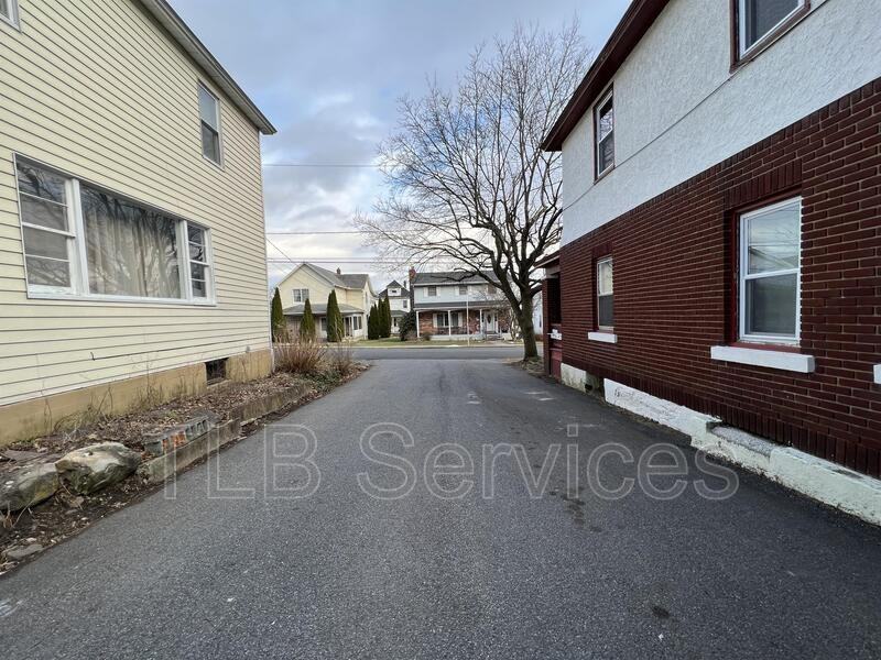 221 3rd St #3 - Photo 5 of 21