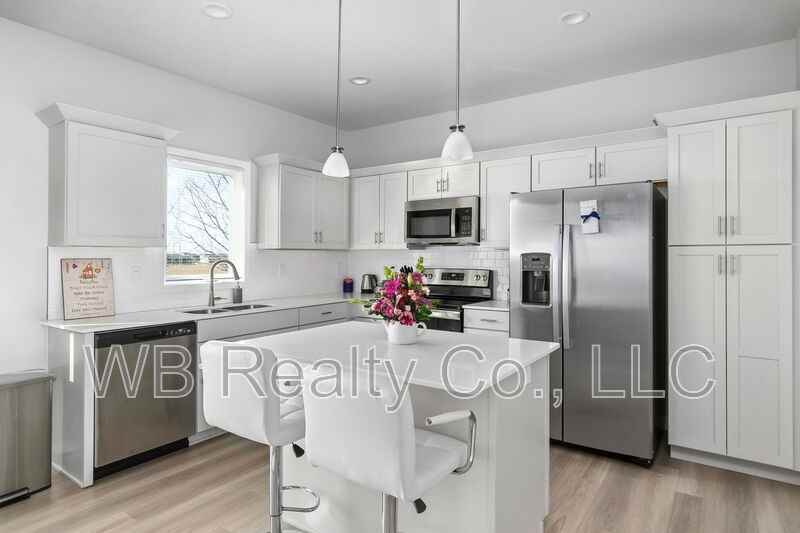 4736 167th St - Photo 3 of 26