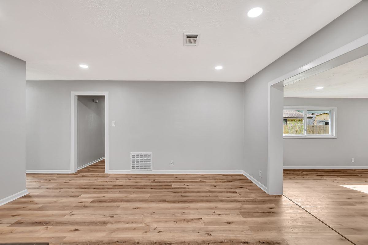 704 Teabury Ave - Photo 4 of 40