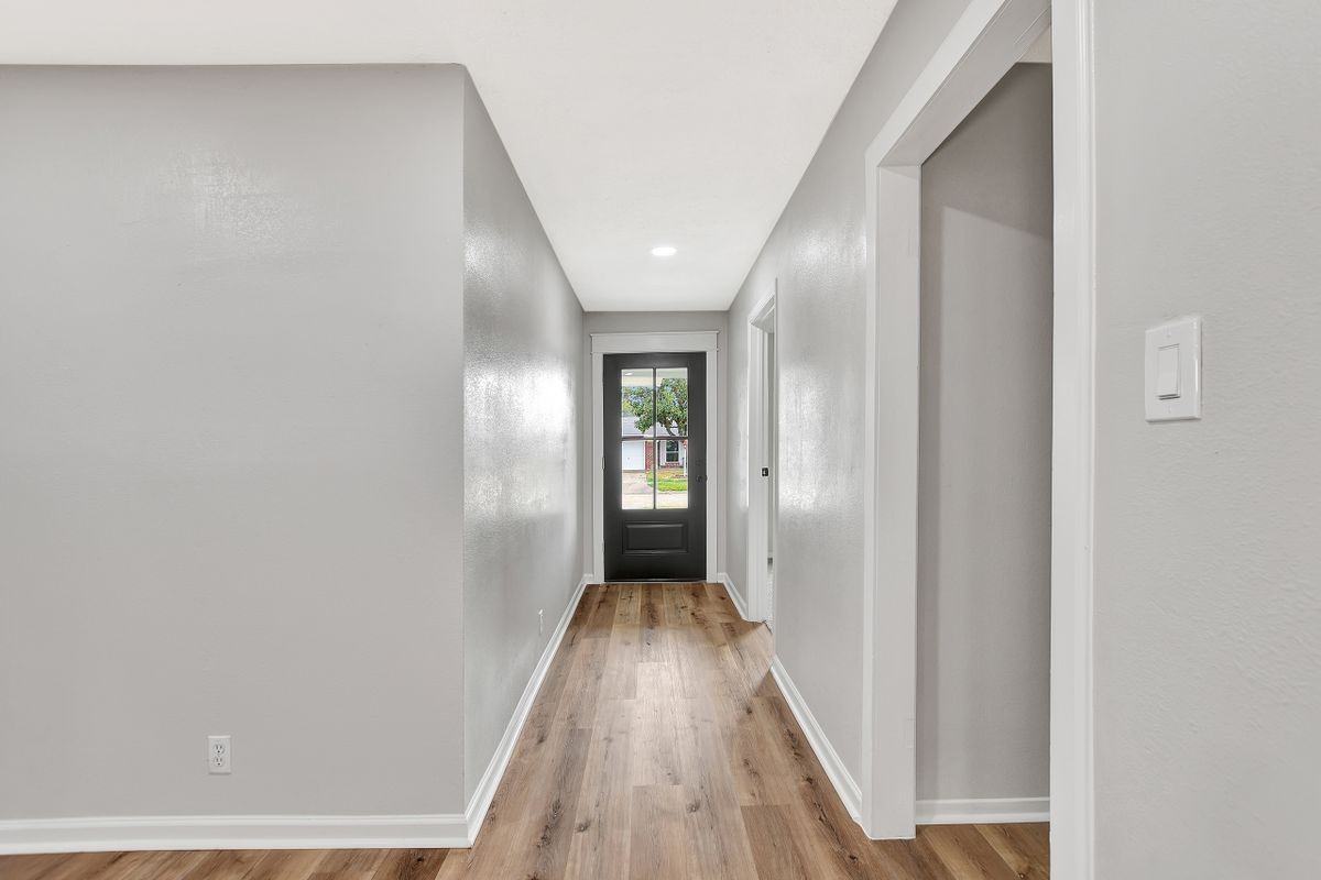704 Teabury Ave - Photo 5 of 40