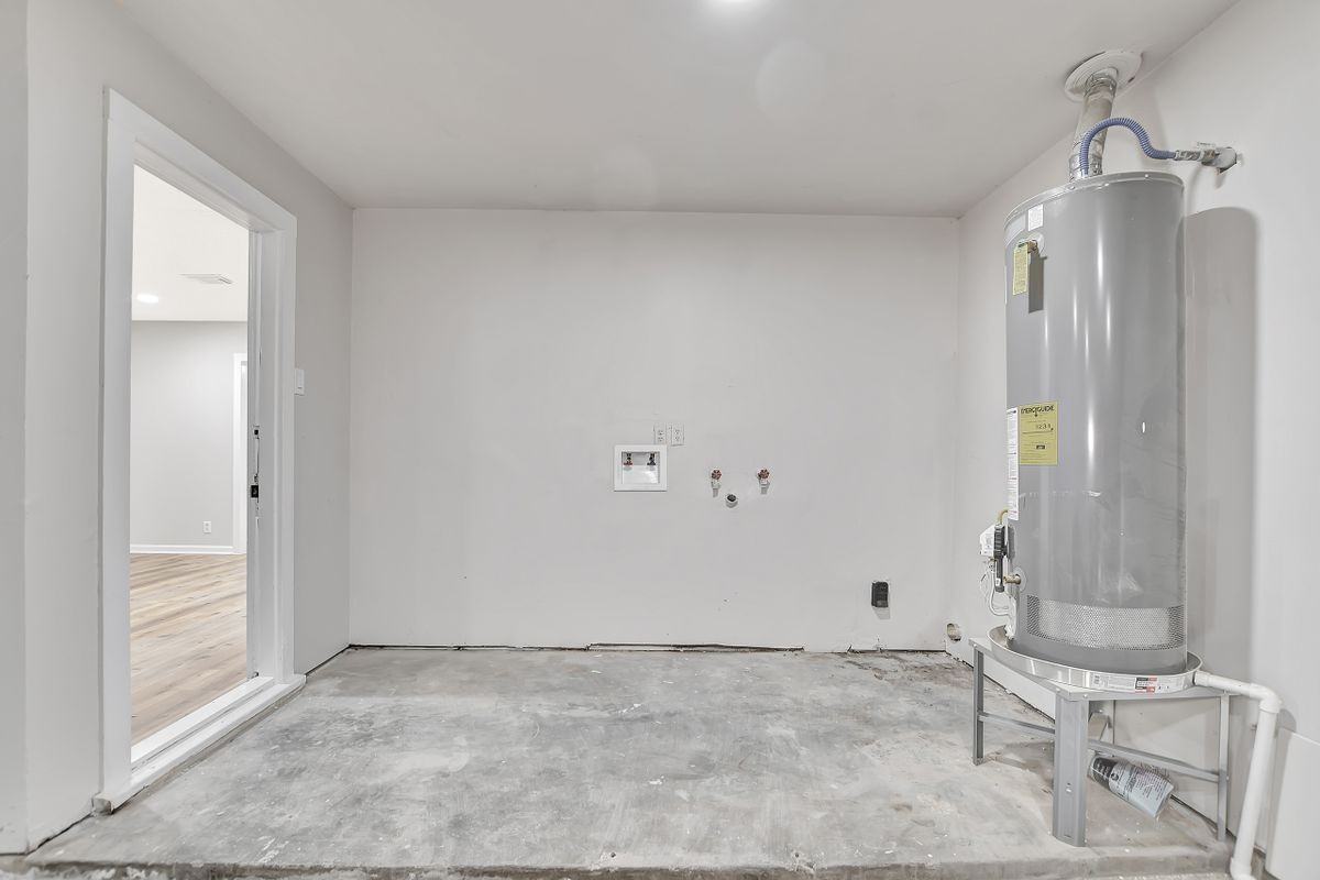 704 Teabury Ave - Photo 6 of 40