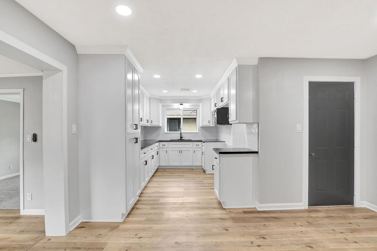 704 Teabury Ave - Photo 7 of 40