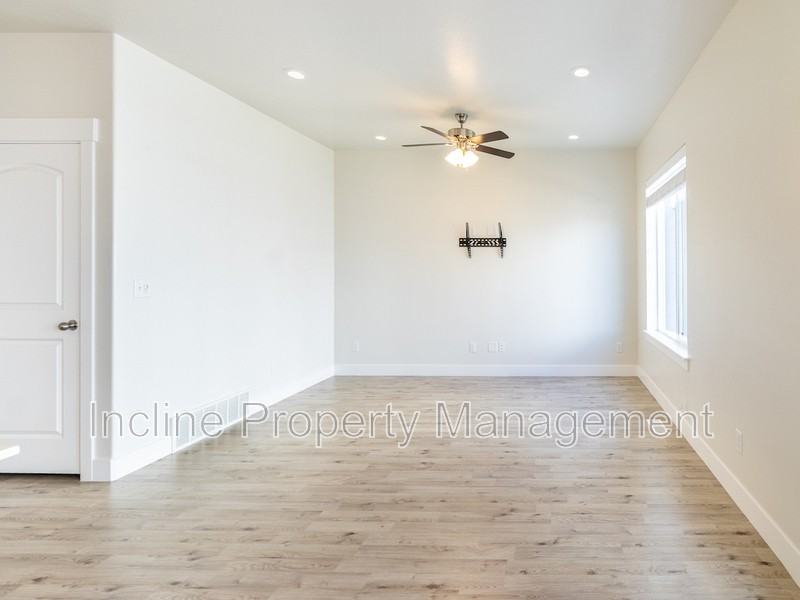 4863 W Spire Way - Photo 5 of 15