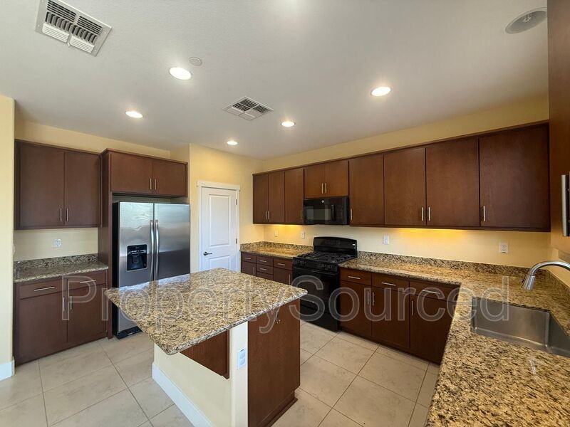 18517 Admiral Way - Photo 4 of 50