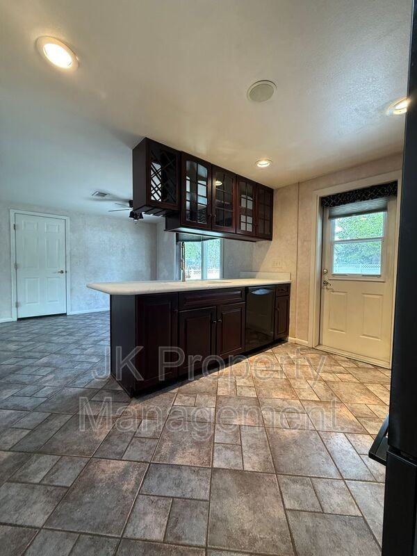 921 Avenue B Nw - Photo 3 of 35