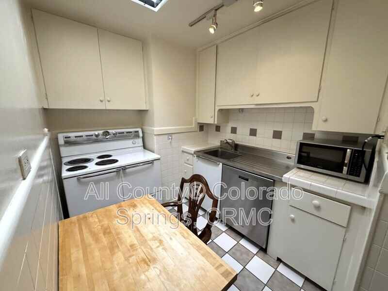1238 Wood Ave #4 - Photo 4 of 22
