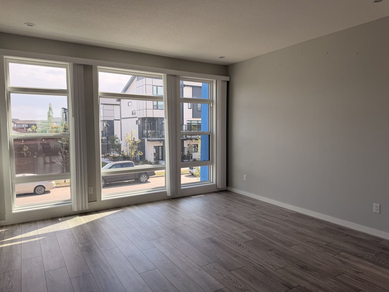 1758 Keene Cres Sw - Photo 3 of 22