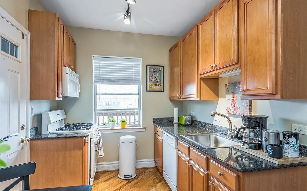 3221 N California Ave #2 - Photo 5 of 11
