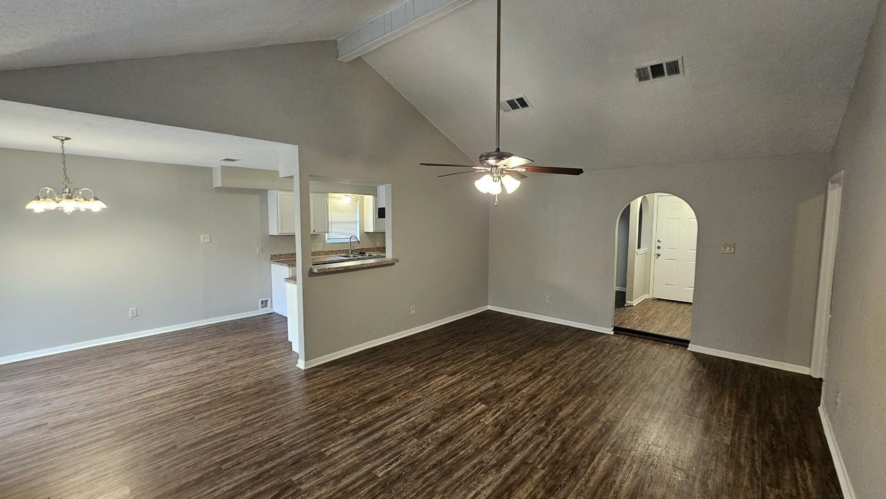 1404 Cactus St - Photo 5 of 25