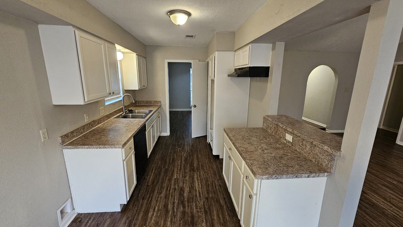1404 Cactus St - Photo 7 of 25