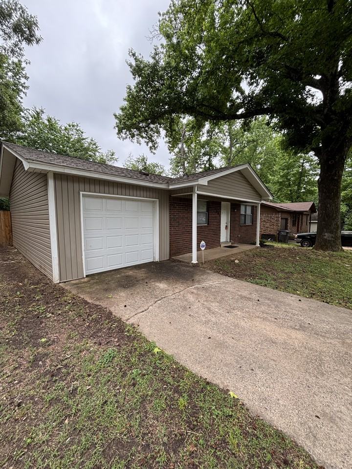 1301 Liberty Dr - Photo 3 of 19