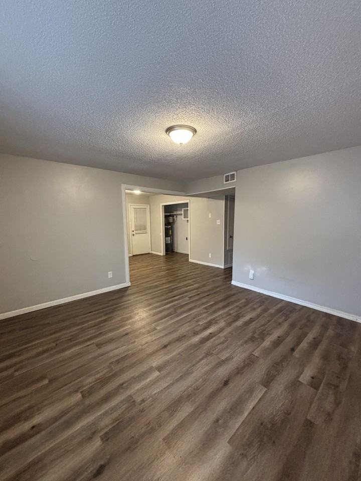 1301 Liberty Dr - Photo 5 of 19
