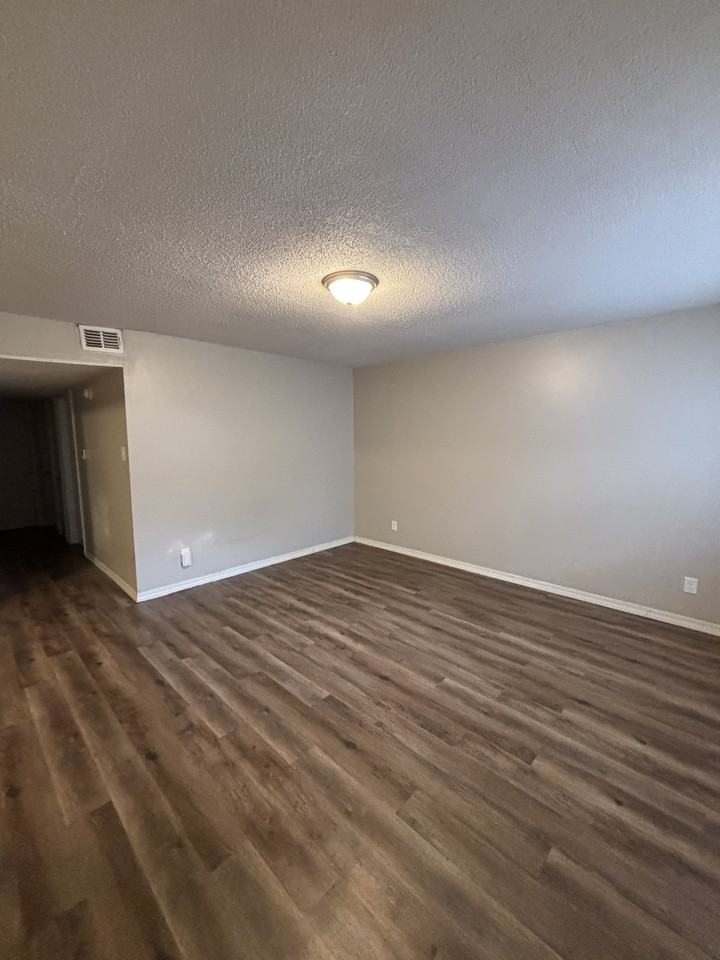 1301 Liberty Dr - Photo 6 of 19
