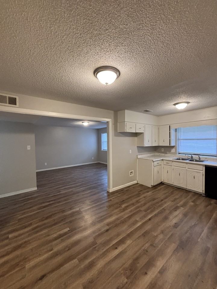 1301 Liberty Dr - Photo 7 of 19