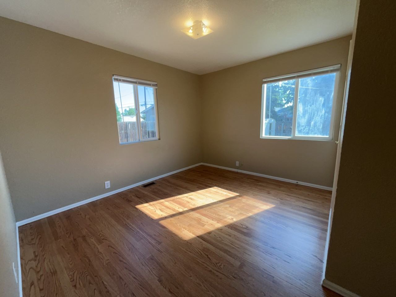 534 Lynn Ave - Photo 5 of 9