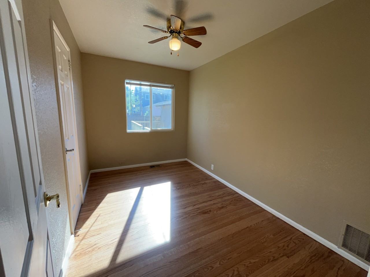 534 Lynn Ave - Photo 6 of 9