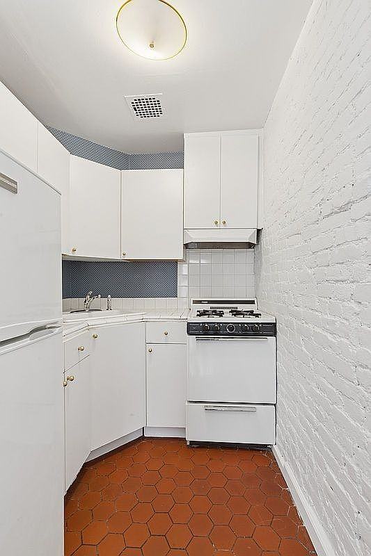 39 W 83rd St #9 - Photo 3 of 5