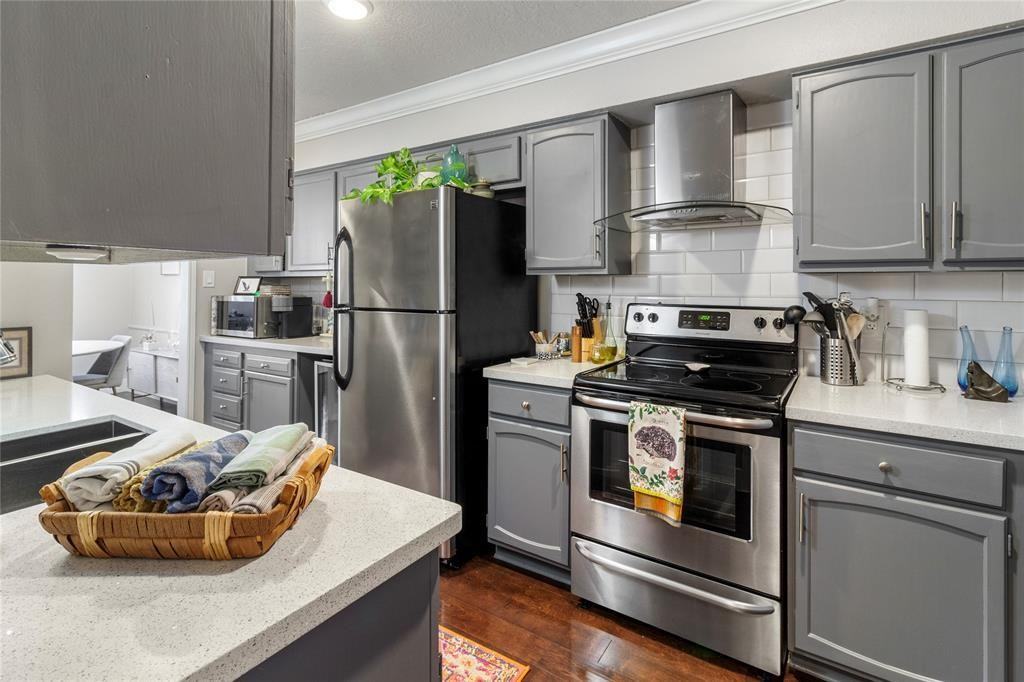 355 N Post Oak Ln #738 - Photo 3 of 14