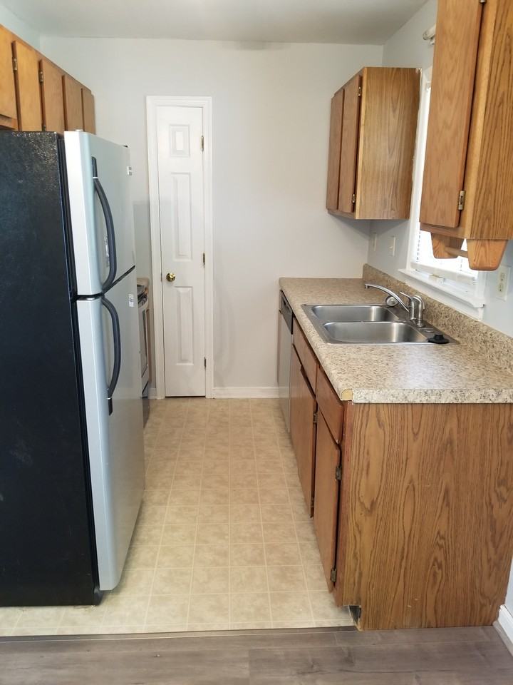 7417 Noble Ave - Photo 4 of 10