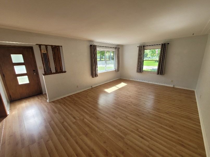 310 N Division Ave - Photo 2 of 9