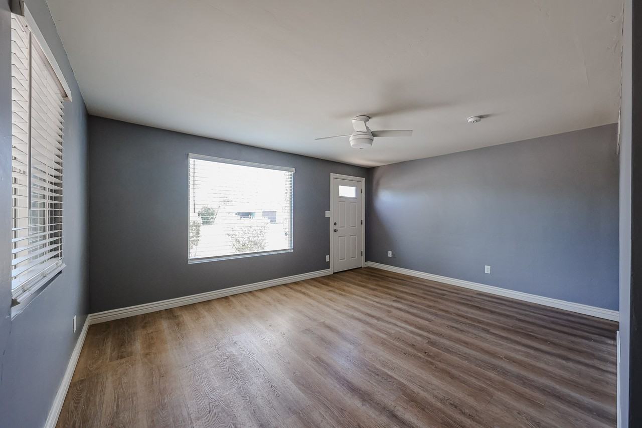 404 W Mission Ln - Photo 2 of 25