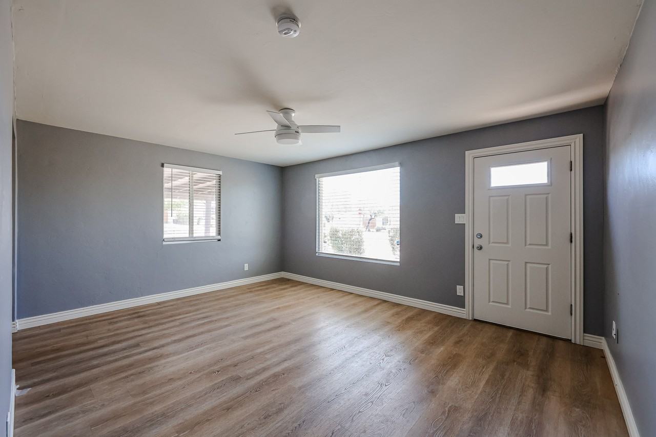 404 W Mission Ln - Photo 4 of 25
