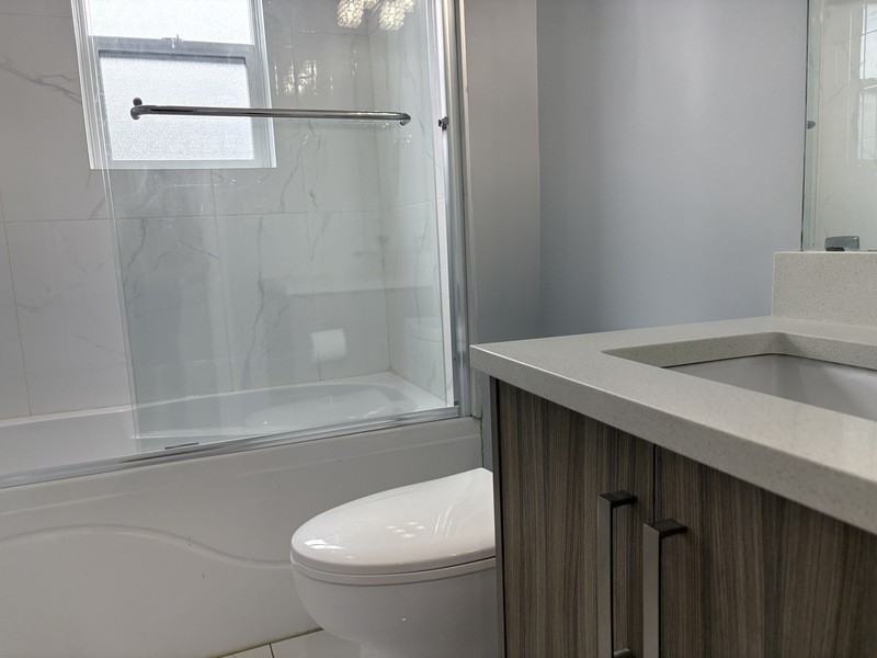 822 Stockwell Ave #4 - Photo 5 of 19