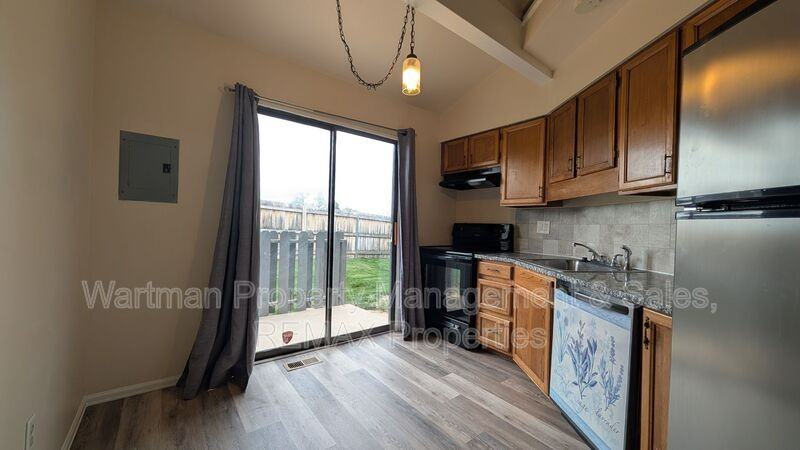 4560 Excalibur Ct - Photo 4 of 20