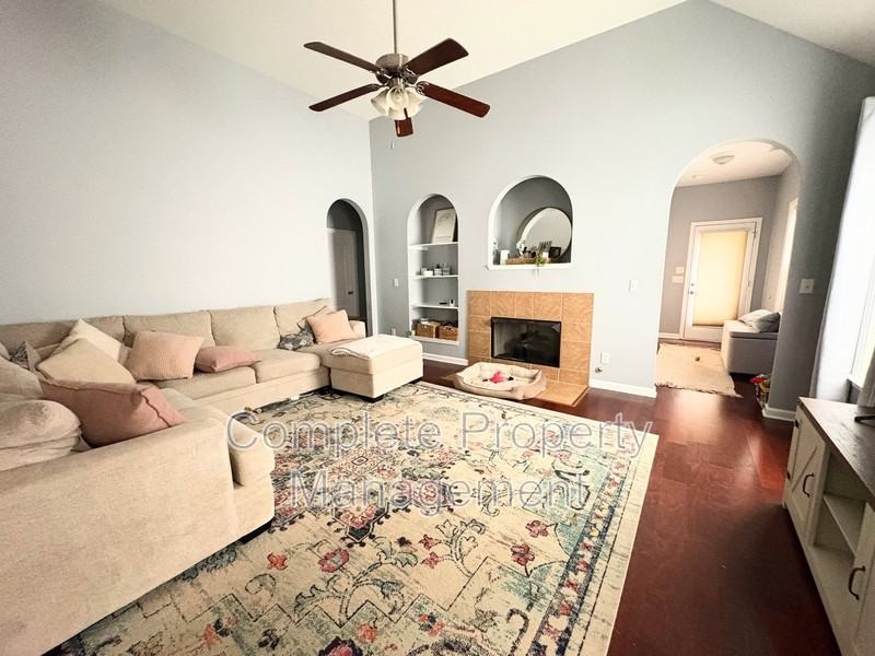 109 Oxmoor Place Cir - Photo 2 of 9