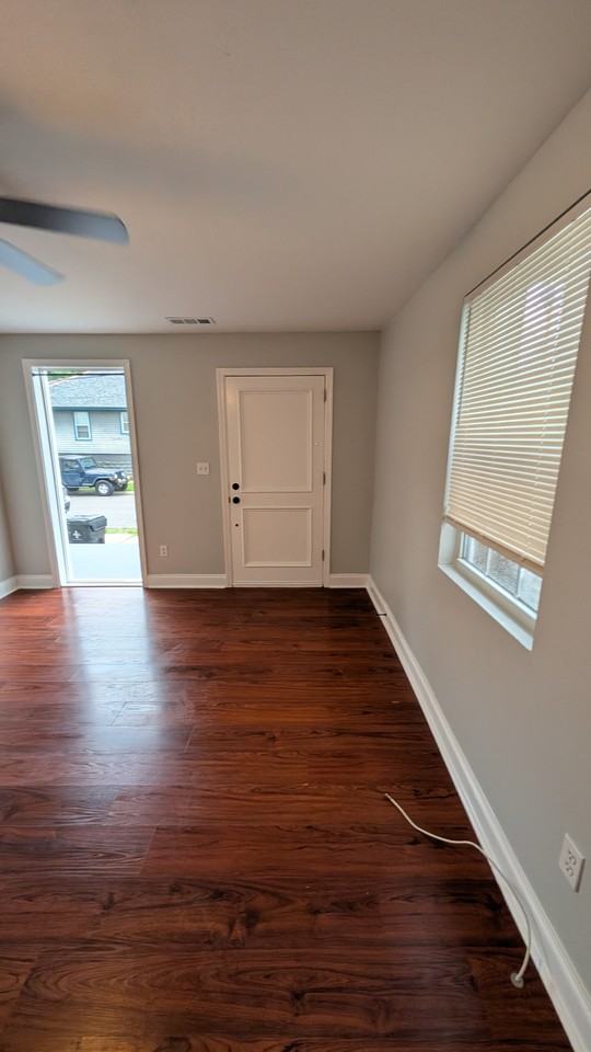 334 S Clark St #B - Photo 4 of 20