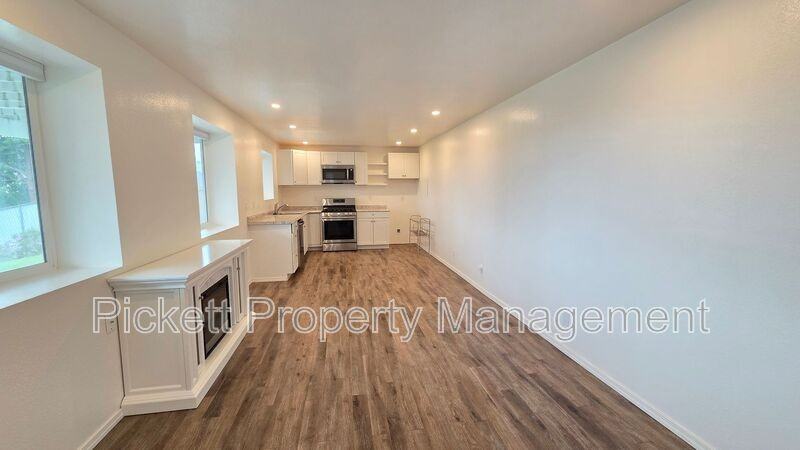 307 E 30th St - Photo 5 of 13