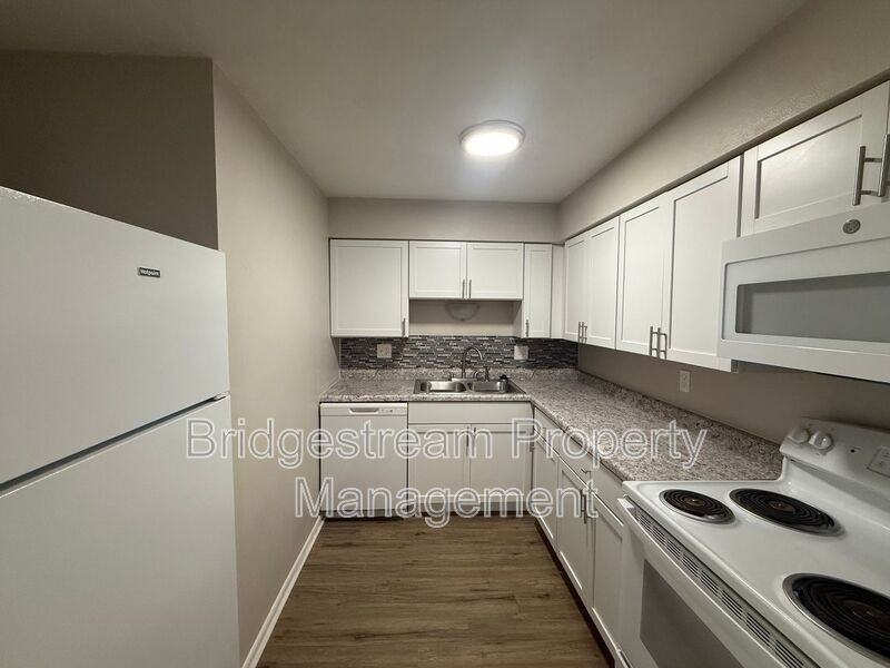 85 N Gebhart Church Rd #G - Photo 4 of 9